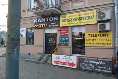 Kantor i sklepy z elektroniką, złotem i telefonami. Wiele komisjonerów oferuje skup i sprzedaż.