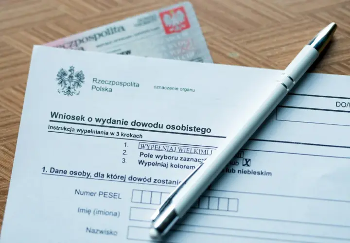 Wniosek o dowód osobisty i długopis. Czas oczekiwania na dowód osobisty może być różny, ale ten formularz to pierwszy krok.