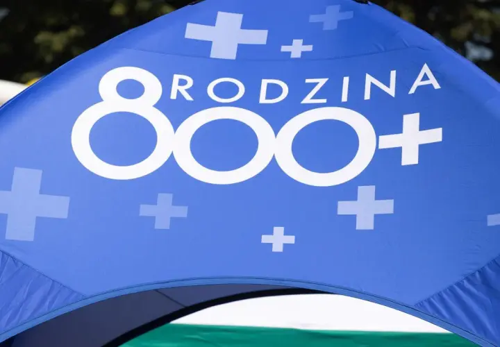 Niebieski namiot z napisem "RODZINA 800+". Program 500+ do kiedy?