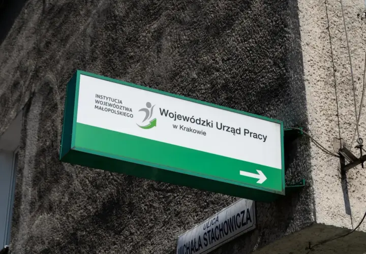 Tablica "Wojewódzki Urząd Pracy w Krakowie" informuje, komu nie przysługuje zasiłek dla bezrobotnych.