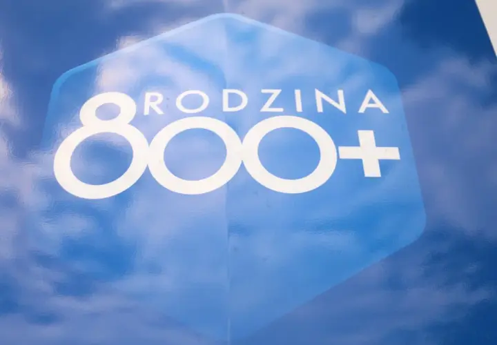 Niebieskie tło z białym napisem "RODZINA 800+". Program wsparcia dla rodzin, podobny do dawnego zus 500 plus.