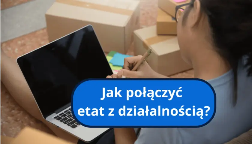 Osoba pracuje przy laptopie, otoczona paczkami. Zastanawia się, jak połączyć etat z działalnością.