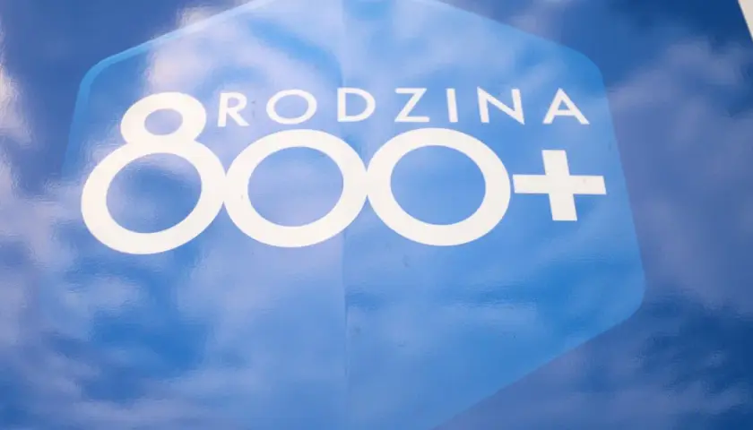 Niebieskie tło z białym napisem "RODZINA 800+". Program wsparcia dla rodzin, podobny do dawnego zus 500 plus.
