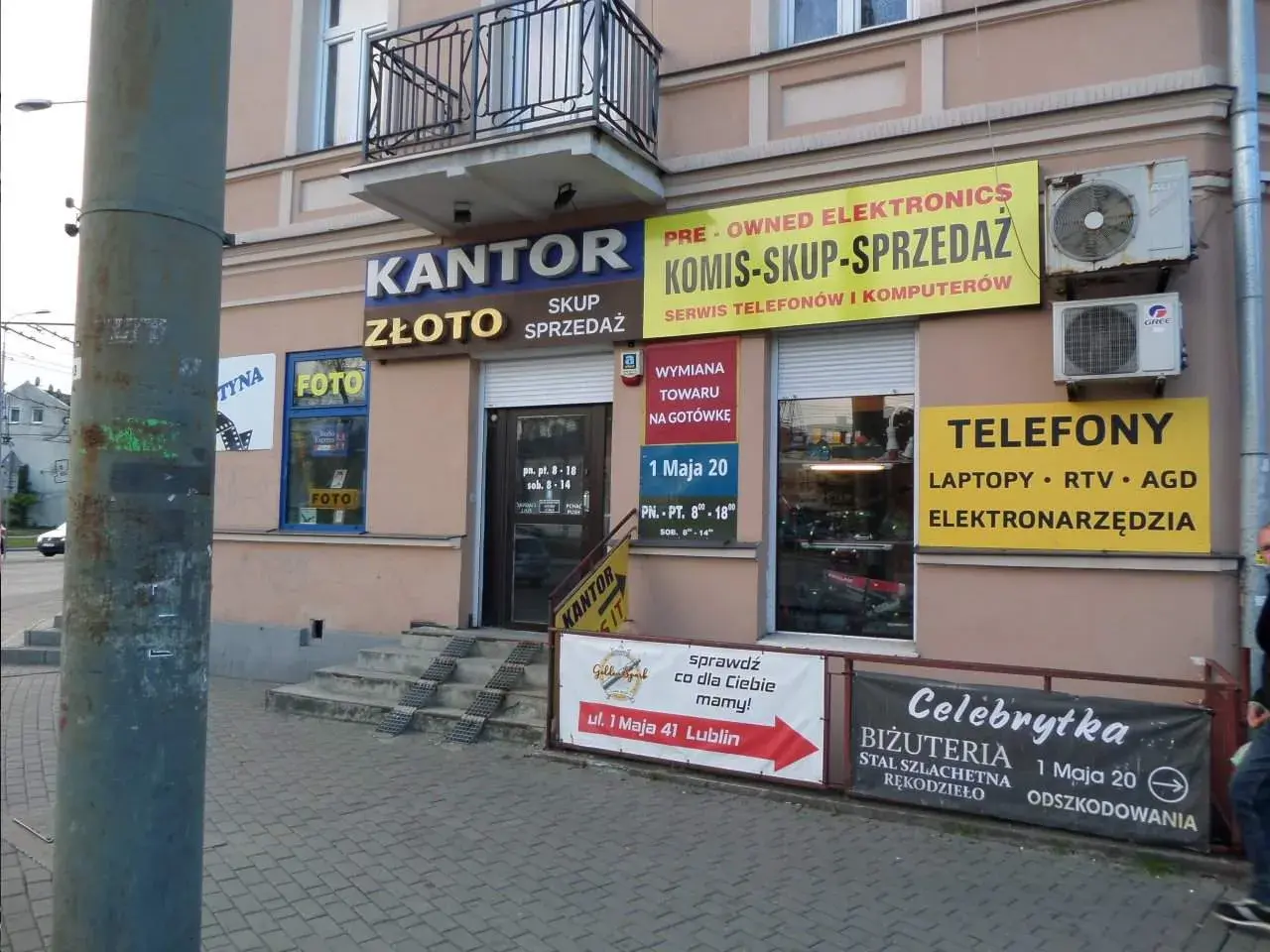 Kantor i sklepy z elektroniką, złotem i telefonami. Wiele komisjonerów oferuje skup i sprzedaż.