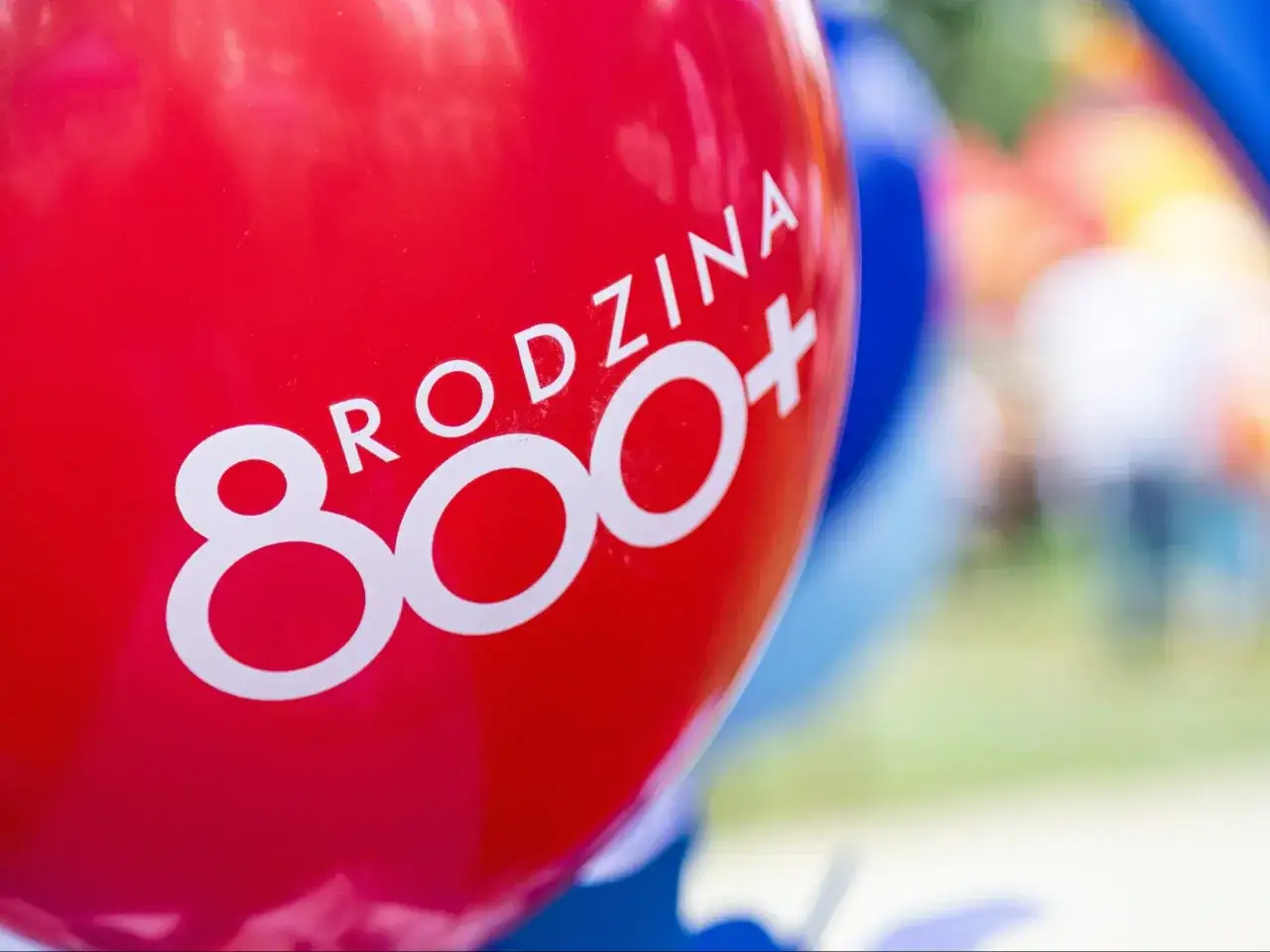 Czerwony balon z napisem 